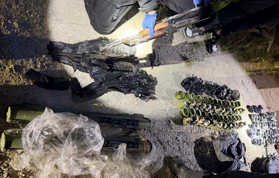 U gepeku automobila pronađeno 67 bombi i raketni bacači, osumnjičeni uhapšen