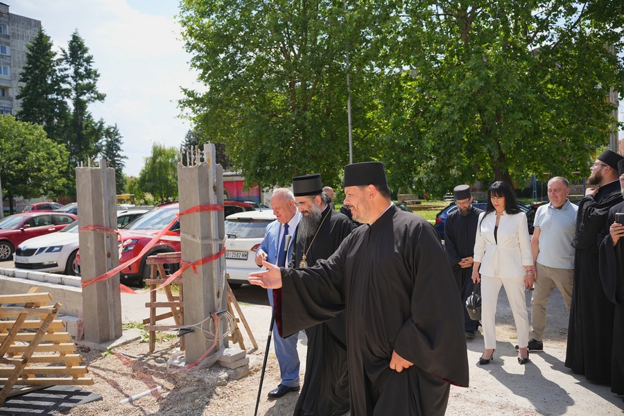 Gradonačelnik Leskovca i niški metropolit obišli radove u dvorištu Hrama u Dubočici