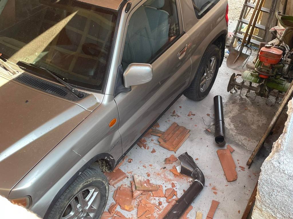 Komšiji pretio sekirom, polomio crepove na krovu, oštetio automobil i ogradu – policija prijavila službama