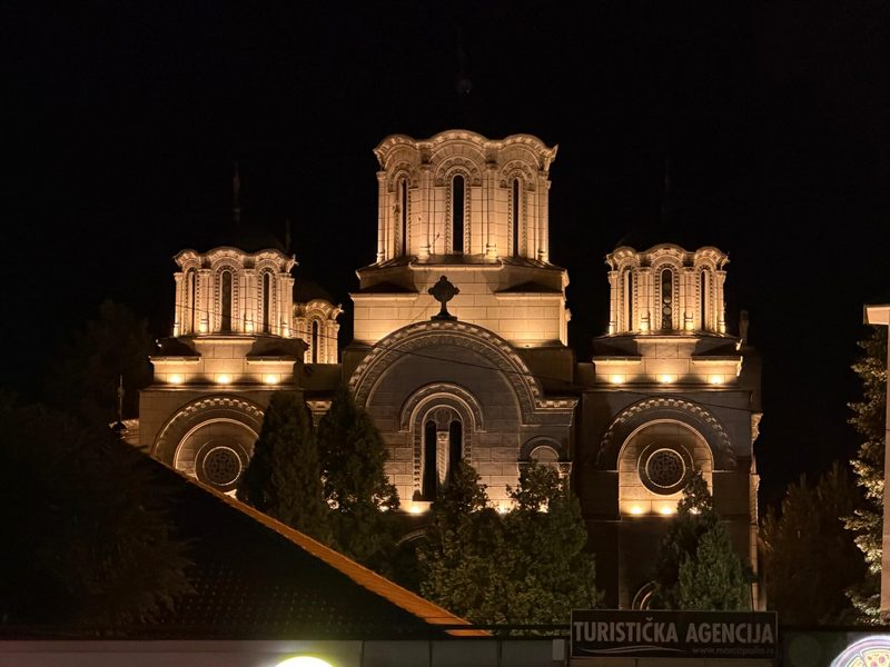 Osvetljena crkva Svete Trojice u Leskovcu