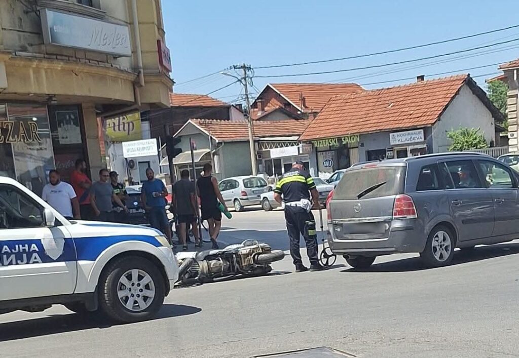 Sudar motora i automobila na raskrsnici Južnomoravskih brigada i Bulevara oslobođenja
