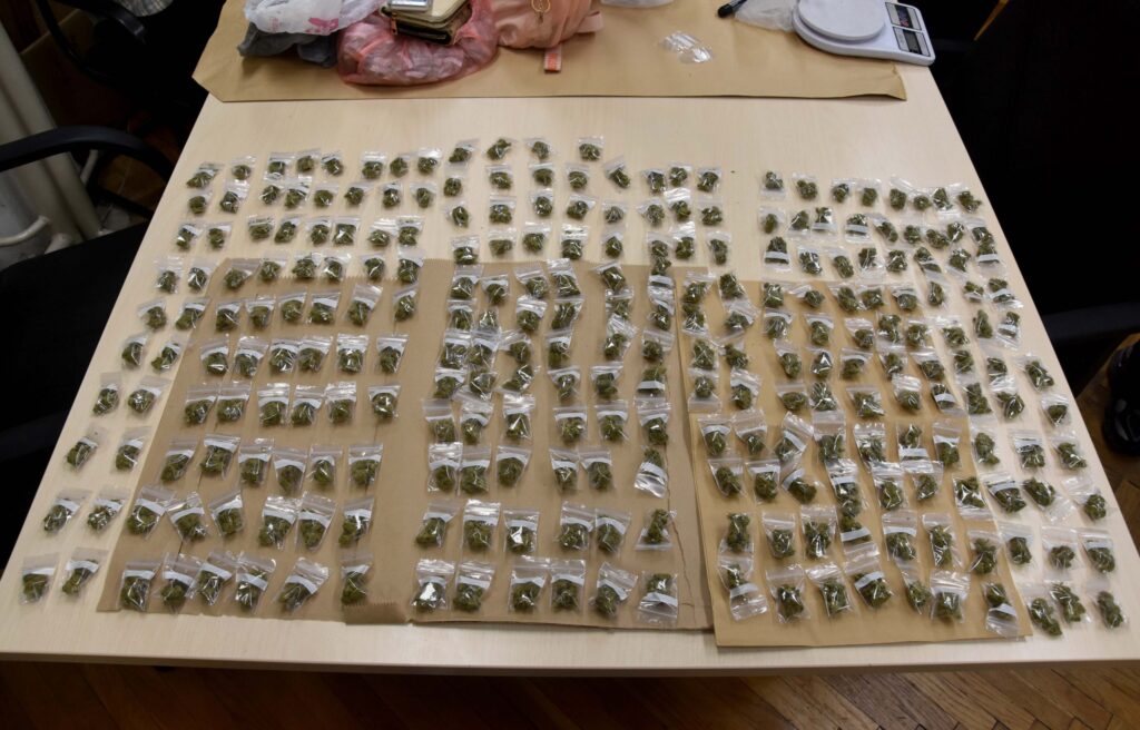 Uhapšene dve osobe, zaplenjeno 454 paketića marihuane