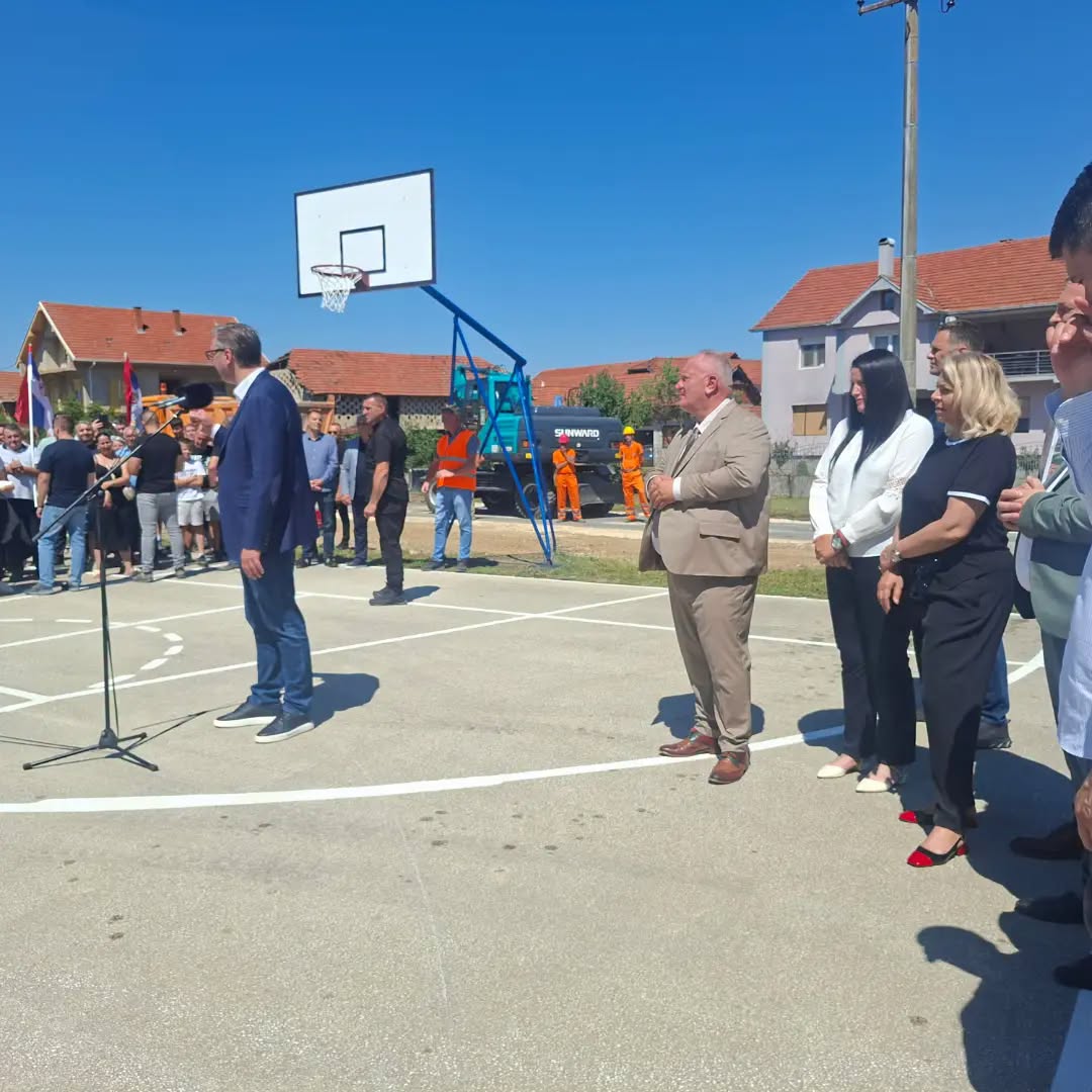 Vučić u Gornjem Sinkovcu kod Leskovca: Ljudima mogu i sa septičkim jamama, ali bez puta ne mogu