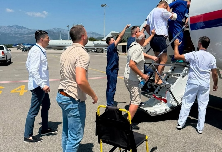 Prvi avion Vlade Srbije sleteo u Niš, prevezeno četvoro pacijenata povređenih u nesreći u Crnoj Gori