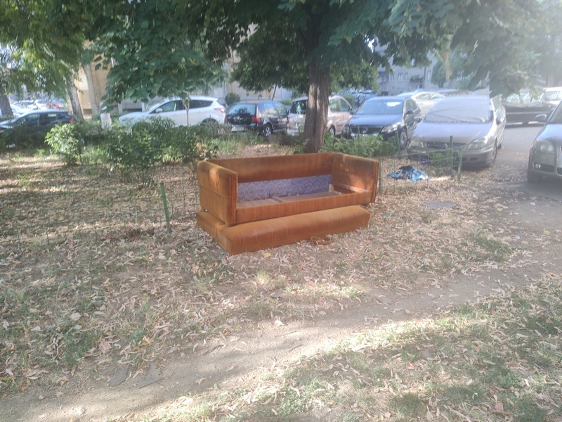 Ponovo bačen nameštaj u parku u Ulici Ilije Strele