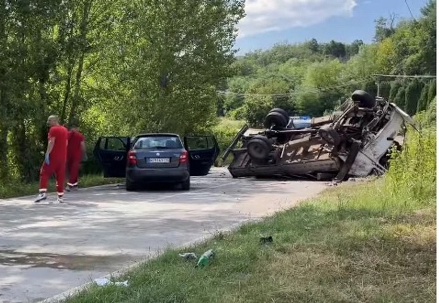 U sudaru automobila i kamiona poginula žena, devojčica povređena
