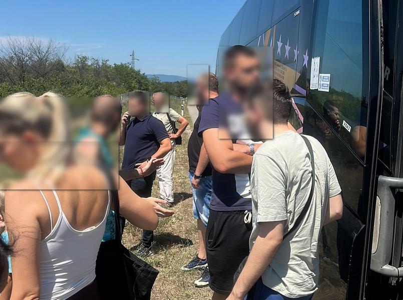 Pokvario se autobus na putu ka Leskovcu, putnici više od sat vremena čekaju pomoć kod hotela Nais