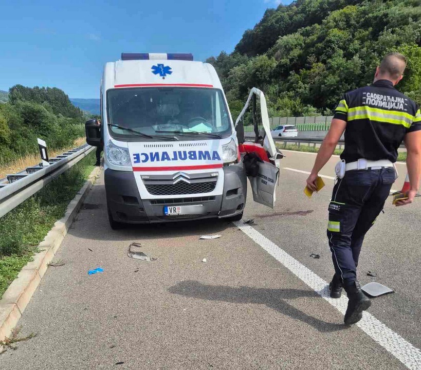 Vozač saniteta iz Vranja na veštakoj ventalici – i dalje životno ugorožen