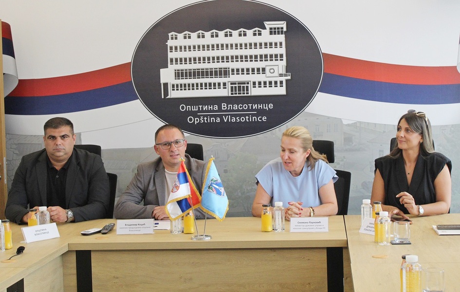 Ministarka Paunović u Vlasotincu razgovarala o igralištu i pomoći lokalnim samoupravama
