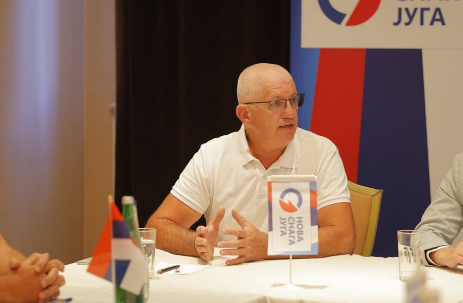 Zvezdan Knežević, poverenik Nove snage juga, vređa i preti urednici Jugmedie