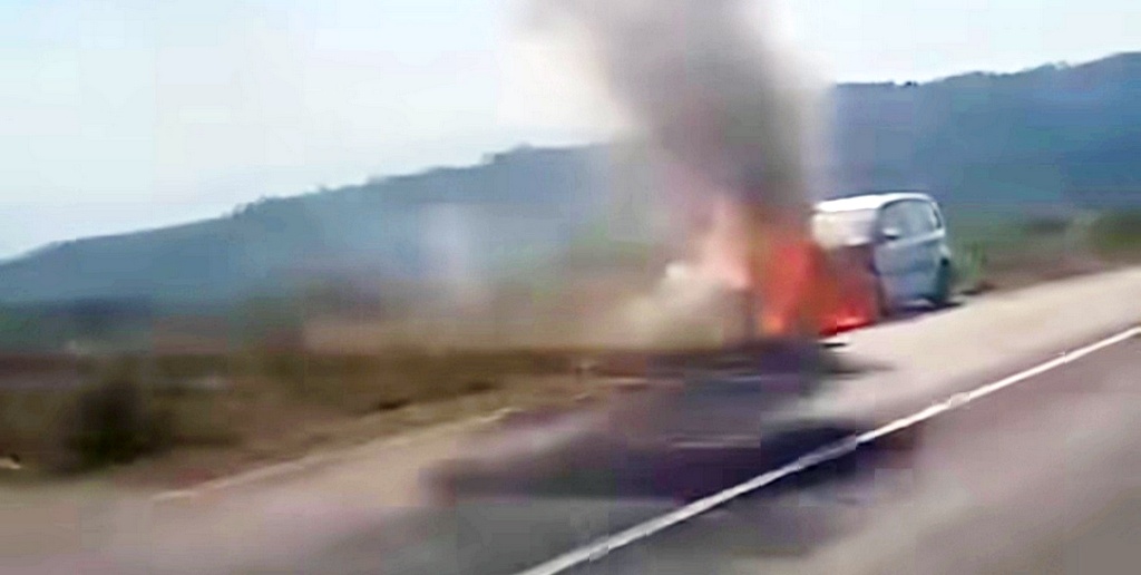 Zapalio se automobil na putu