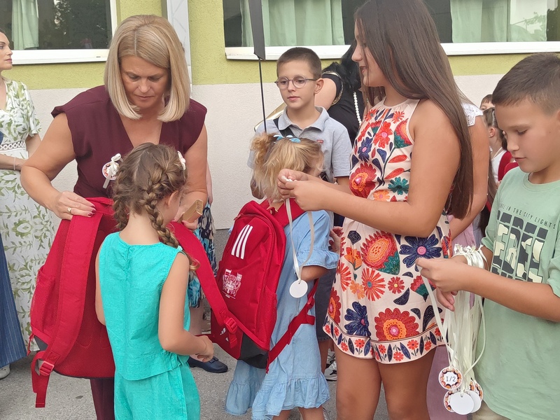 Prvi susret sa školom, učiteljicama i drugarima za 138 prvaka u Osnovnoj školi “Josif Kostić”