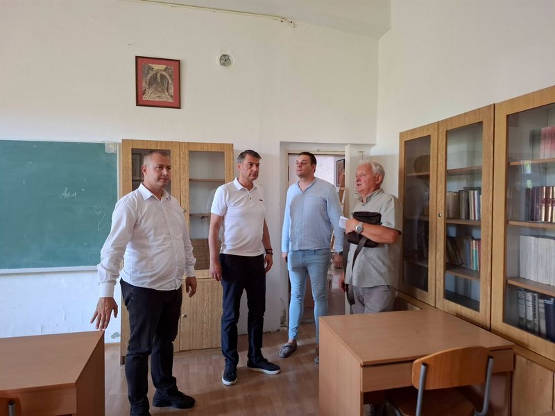 Pomoćnik ministra prosvete Vladimir Savić obišao Dom učenika srednjih škola i Studentski blok u Leskovcu, razgovarali o ulaganjima