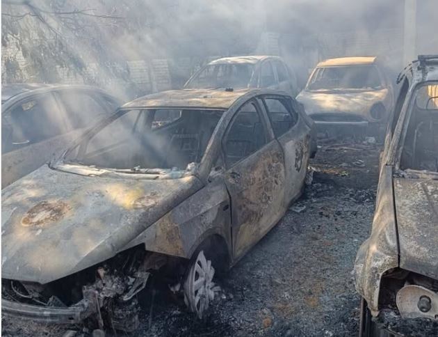 U dvorištu auto kuće izgorelo nekoliko automobile – uzrok nepoznat
