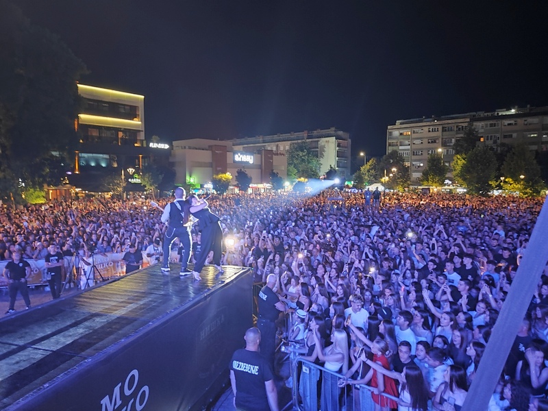 Najmlađi Leskovčani pevali uglas sa Milicom Pavlović na otvaranju 36. Roštiljijade