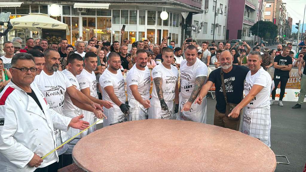 Leskovčani ispekli pljeskavicu od 90, 5 kilograma i oborili prošlogodišnji rekord