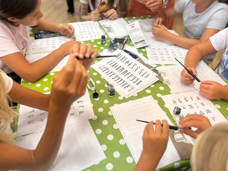 Kako je nastajalo pismo: Leskovačka deca od klinopisa do ćirilice