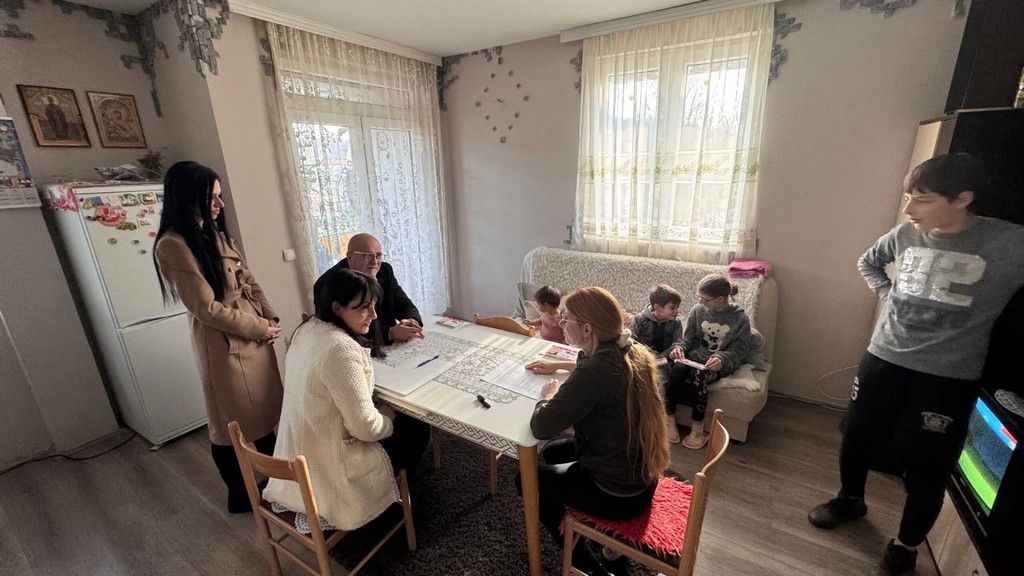 Samohrana majka sa sedmoro dece moli za pomoć, žive samo od dečijeg dodatka