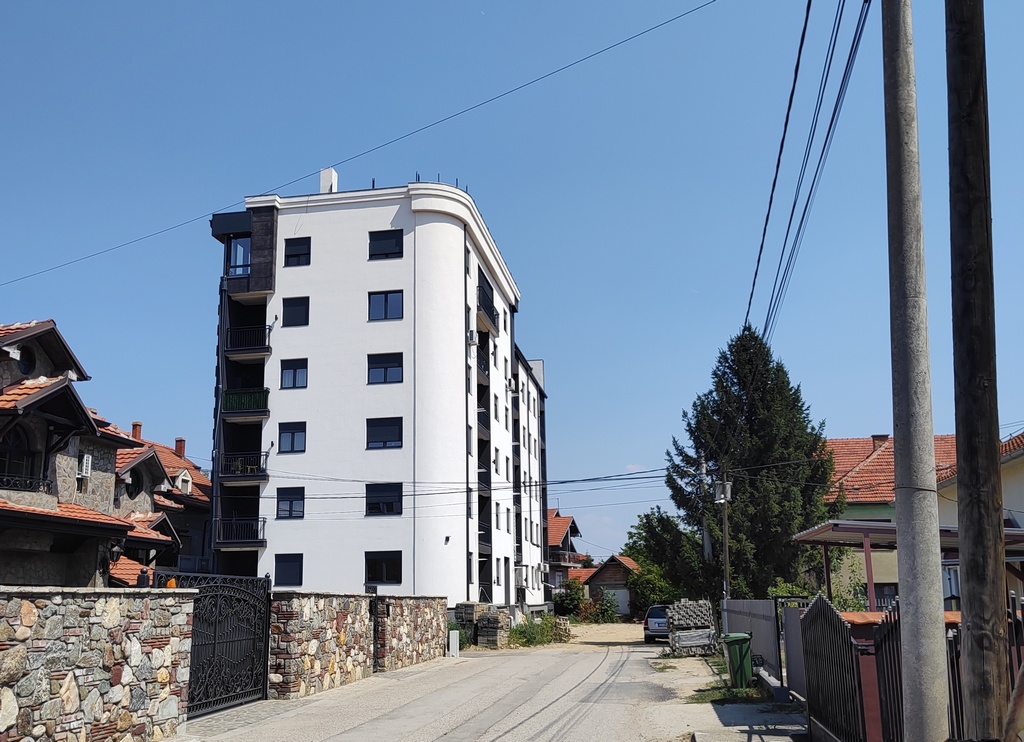 Stanari u dve zgrade u Leskovcu dve godine čekaju na struju – Upravni sud osporio trafostanicu