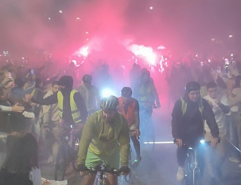 „Čuvari Ustava“ stigli u Leskovac, građani ih dočekali aplauzima i bakljama, Hubač poručio: Srbija pobeđuje