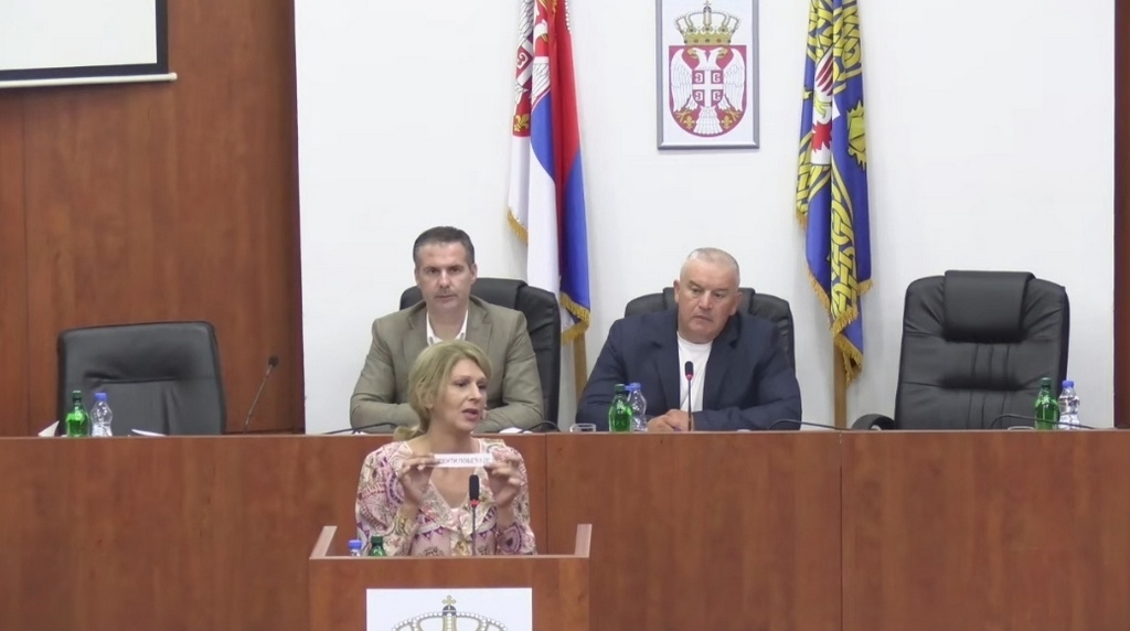 Odbornica NPS-a u Skupštini Leskovca istupila iz stranke i podigla nalepnicu „Studenti pobeđuju“