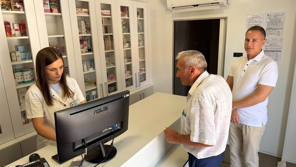 Bivši ministar Nebojša Stefanović ponovo na terenu, sa gradonačelnikom Leskovca obišao pokretnu apoteku u Razgojni