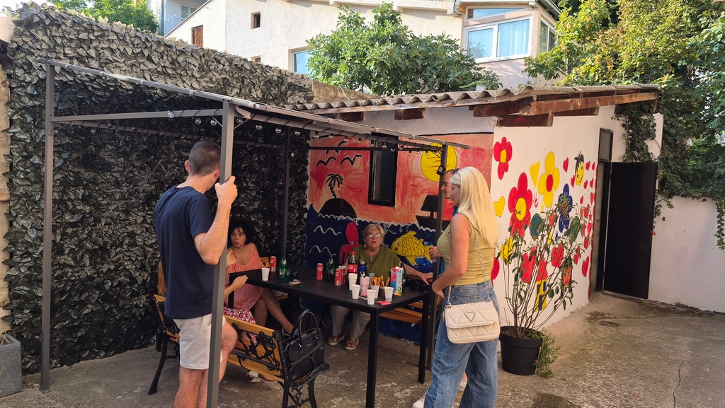 Dvorište koje okuplja: Stanari sami stvorili kutak za druženje