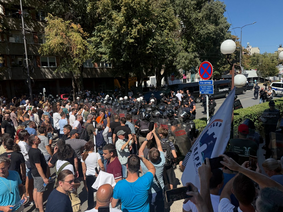 Nišlije jajima gađale policiju koja im je ograničavala kretanje, dok je Vučić poručio da SNS ima prednost u ovom trenutku