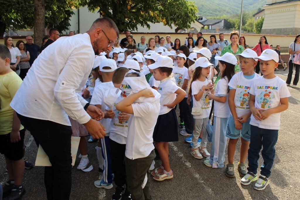 U Vlasotincu 206 prvaka danas selo u školske klupe