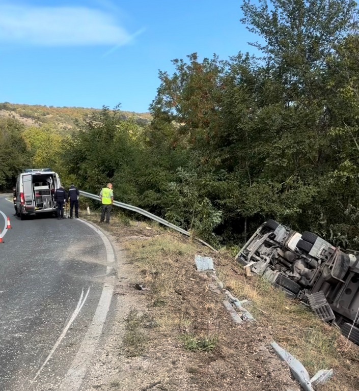 Šleper sleteo s puta i prevrnuo se u jarak