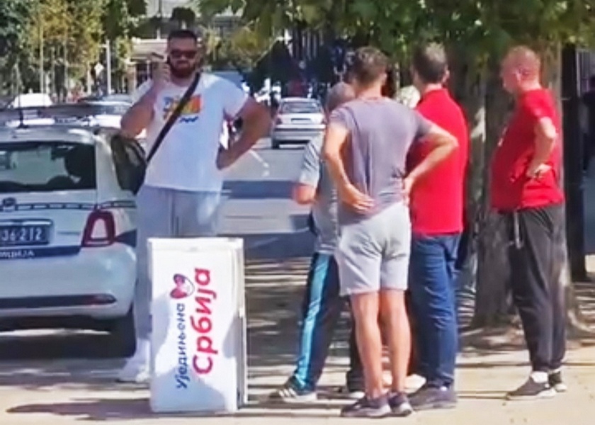 SNS simpatizeri sa štandom „Ujedinjena Srbija“ pojavili se na oko 50 metara od studentskog štanda u Leskovcu