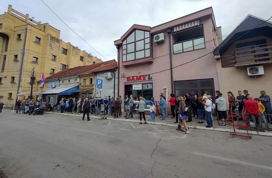 Prikupljanje potpisa za studentsku listu i u Leskovcu, građani čekaju u redovima