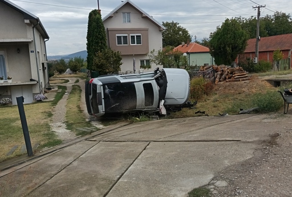 Automobil sleteo sa puta u blizini Leskovca, dve osobe povređene