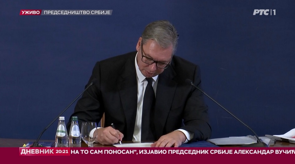 Aleksandar Vučić podneo ostavku na mesto predsednika Srbije