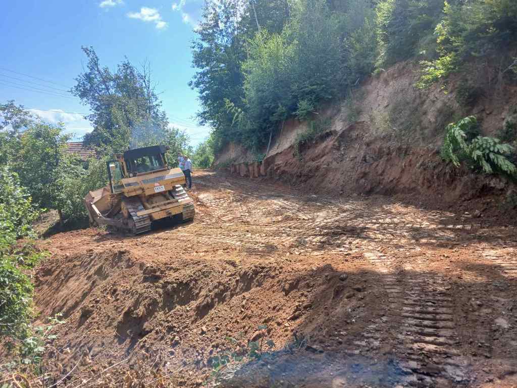 Vlasotince: Asfalt stiže do centra Gornje Lopušnje, meštani dobili vodu, puteve i ulično osvetljenje