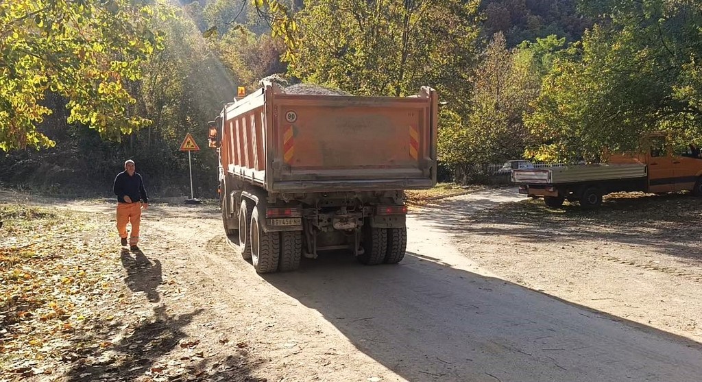 Počelo asfaltiranje puta Vlasotince – Brezovica, u planu obnova 55 kilometara puteva i ulica