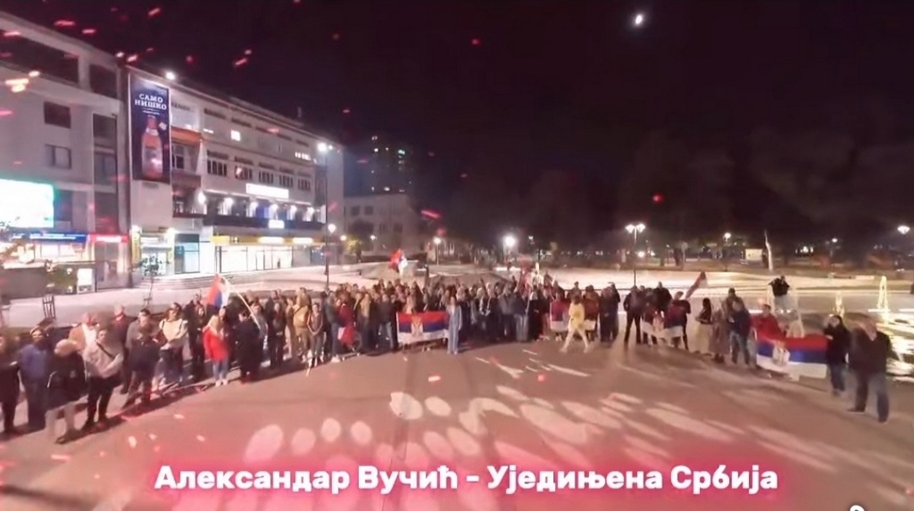 Bakljada i okupljanje pristalica SNS sinoć na Gradskom trgu u Leskovcu