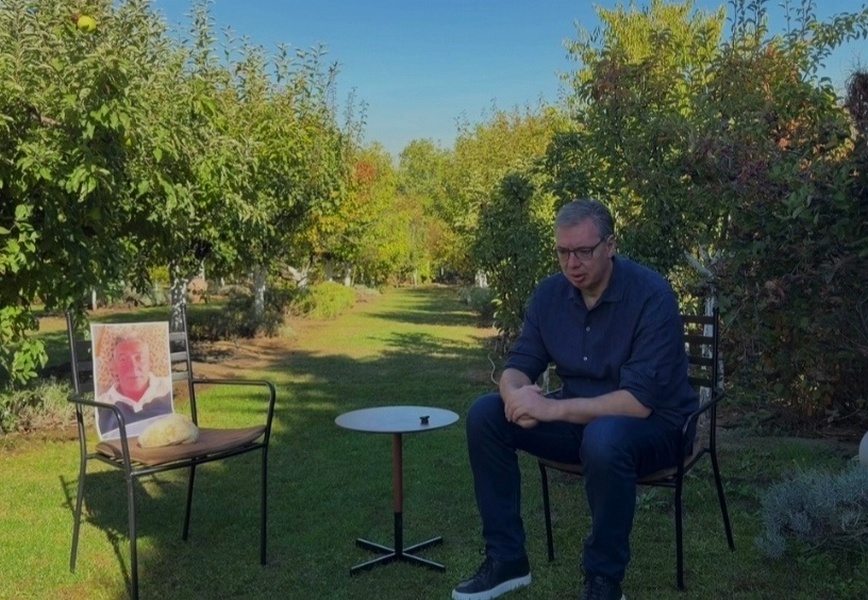 Vučić razgovara sa kamenom za kupus, a tu je slika Ilije Srdanovića (video)